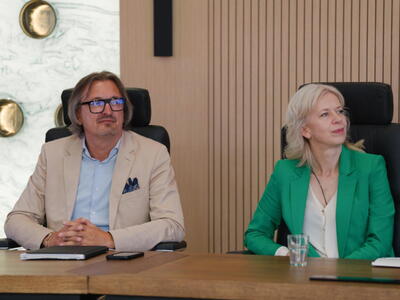 zdjęcie z podpisania umowy na dofinansowanie projektu ,Żyjmy zdrowo’’