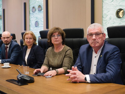 zdjęcie z podpisania umów 