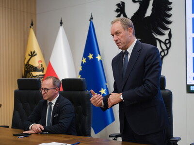 zdjęcie z podpisania umów 