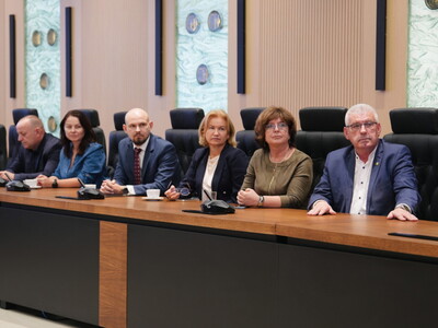 zdjęcie z podpisania umów 
