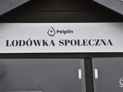 zdjęcie z uroczystości otwarcia lodówki społecznej 