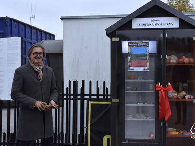 zdjęcie z uroczystości otwarcia lodówki społecznej 