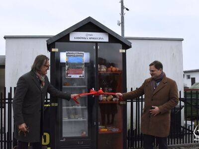 zdjęcie z uroczystości otwarcia lodówki społecznej 