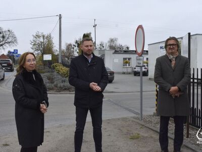 zdjęcie z uroczystości otwarcia lodówki społecznej 