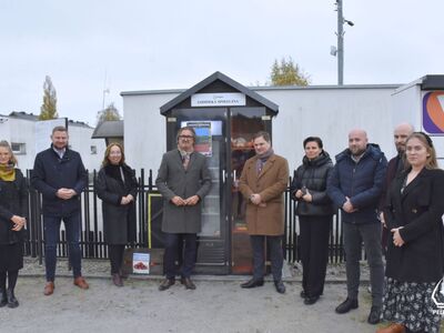 zdjęcie z uroczystości otwarcia lodówki społecznej 