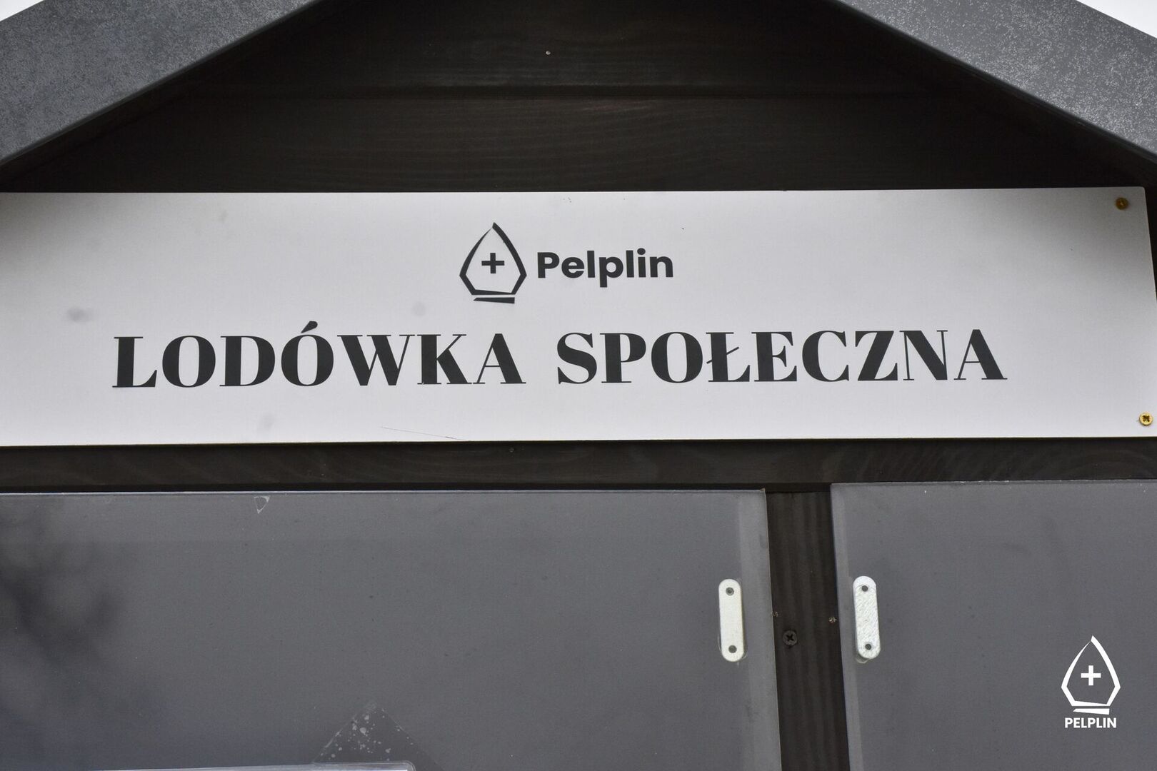 zdjęcie z uroczystości otwarcia lodówki społecznej 