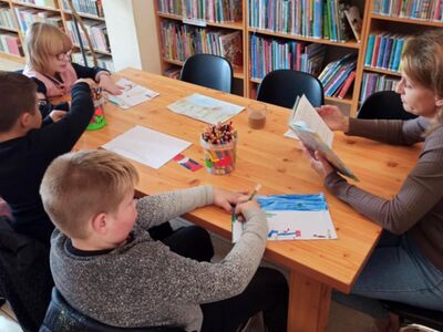 Lekcja biblioteczna z uczniami SP im. ks. kard. Stefana Wyszyńskiego w Starym Lubielu 