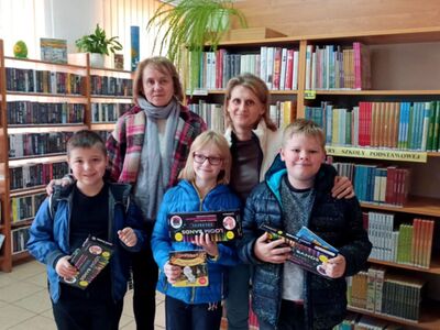 Lekcja biblioteczna z uczniami SP im. ks. kard. Stefana Wyszyńskiego w Starym Lubielu 