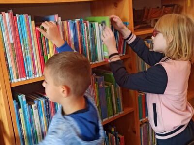 Lekcja biblioteczna z uczniami SP im. ks. kard. Stefana Wyszyńskiego w Starym Lubielu 