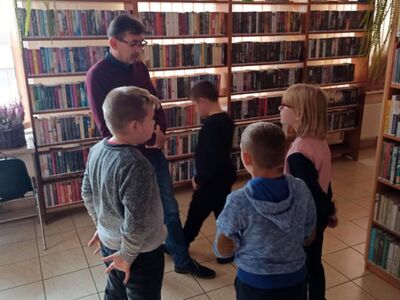 Lekcja biblioteczna z uczniami SP im. ks. kard. Stefana Wyszyńskiego w Starym Lubielu 