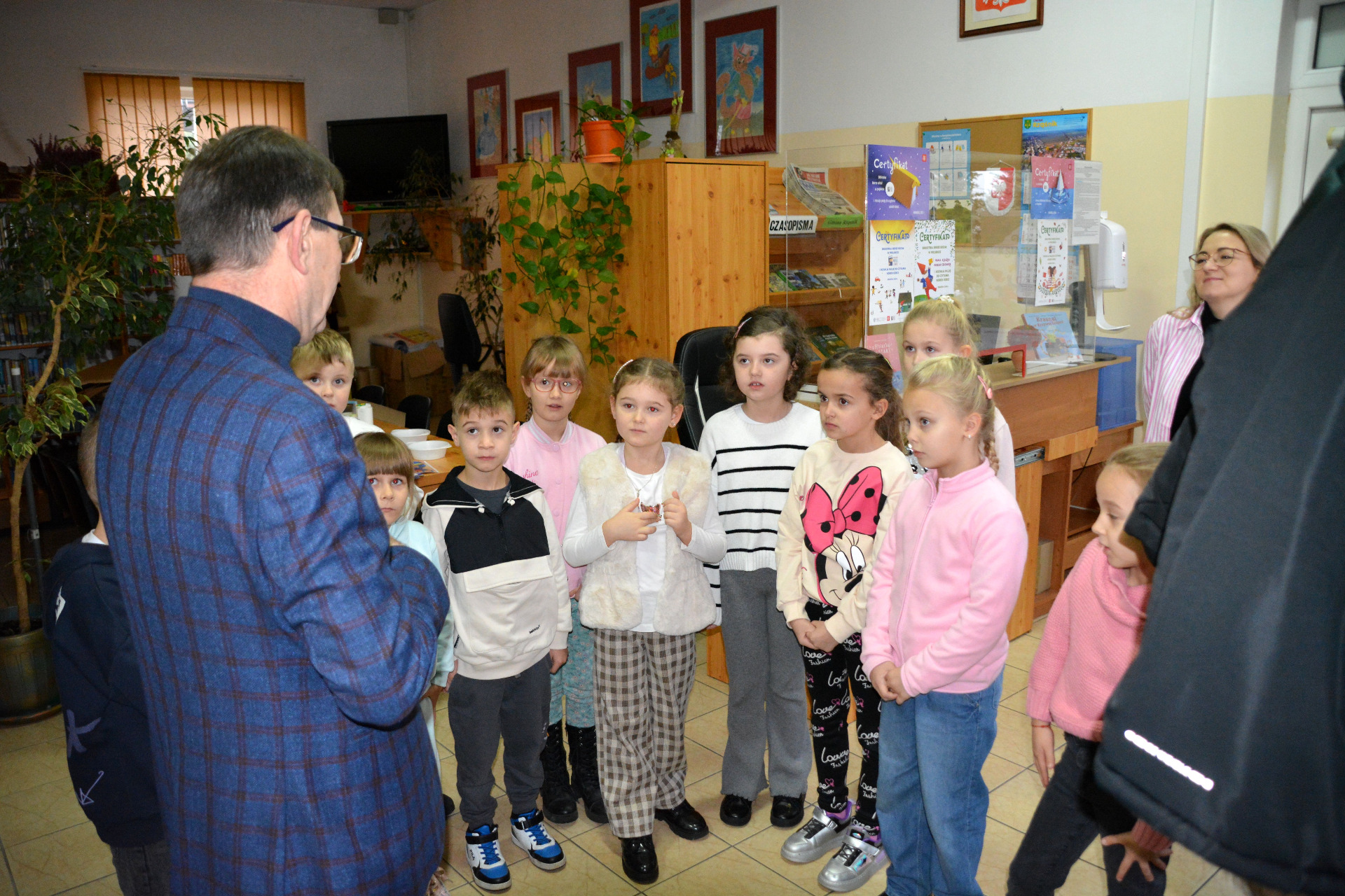 Lekcja biblioteczna z uczniami SP im. Orła Białego w Komorowie