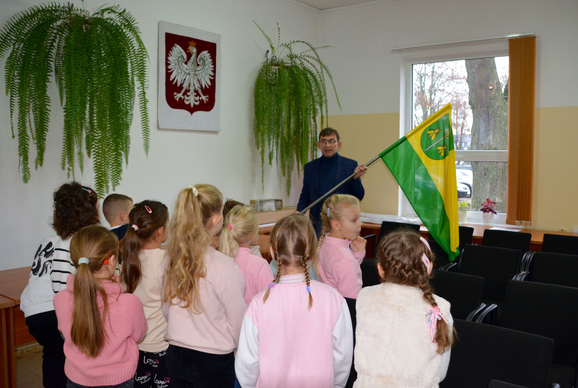 Lekcja biblioteczna z uczniami SP im. Orła Białego w Komorowie