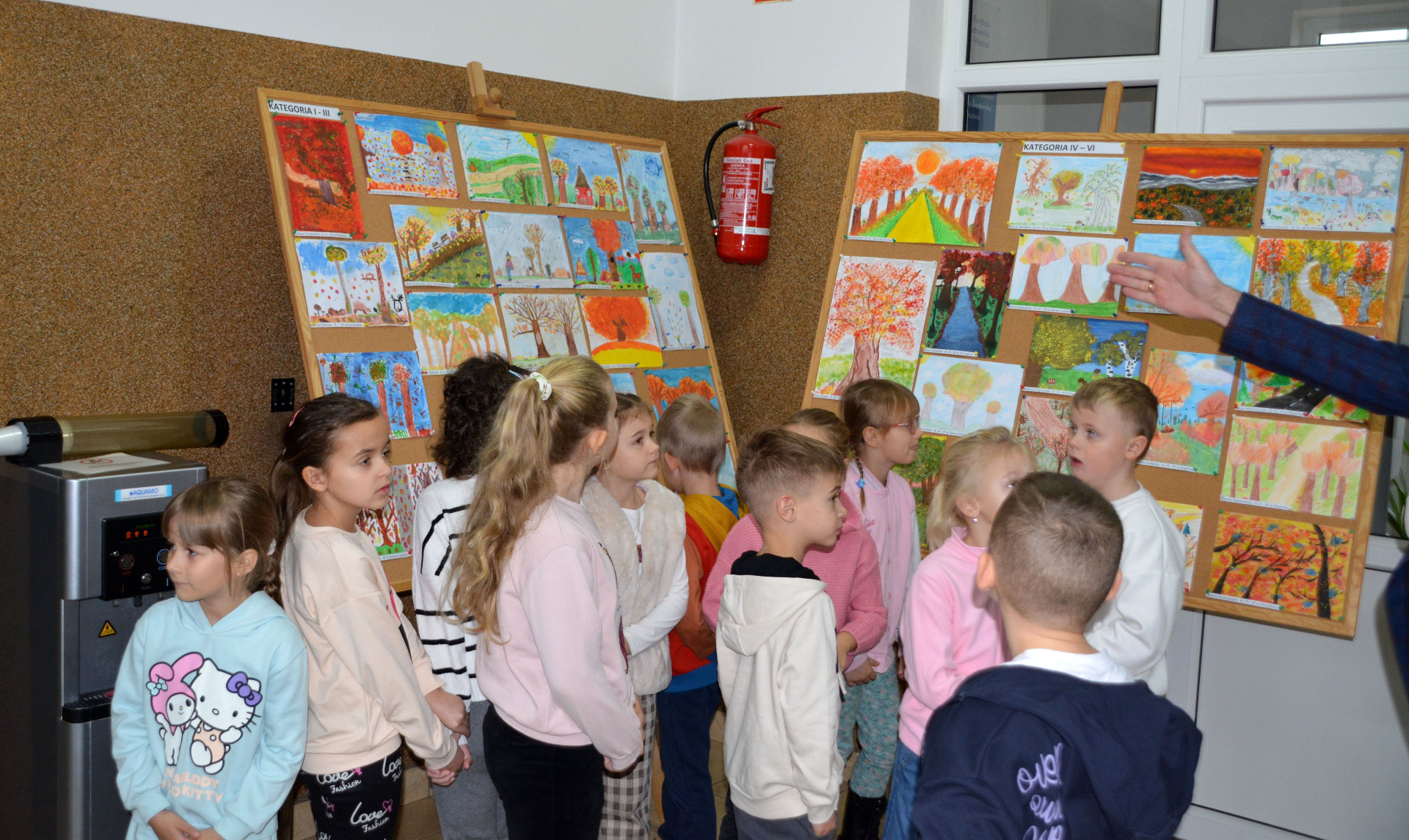 Lekcja biblioteczna z uczniami SP im. Orła Białego w Komorowie