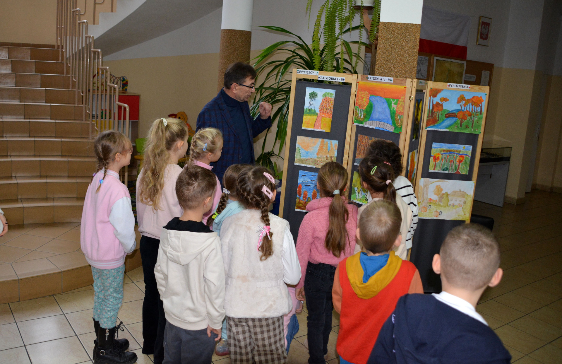 Lekcja biblioteczna z uczniami SP im. Orła Białego w Komorowie