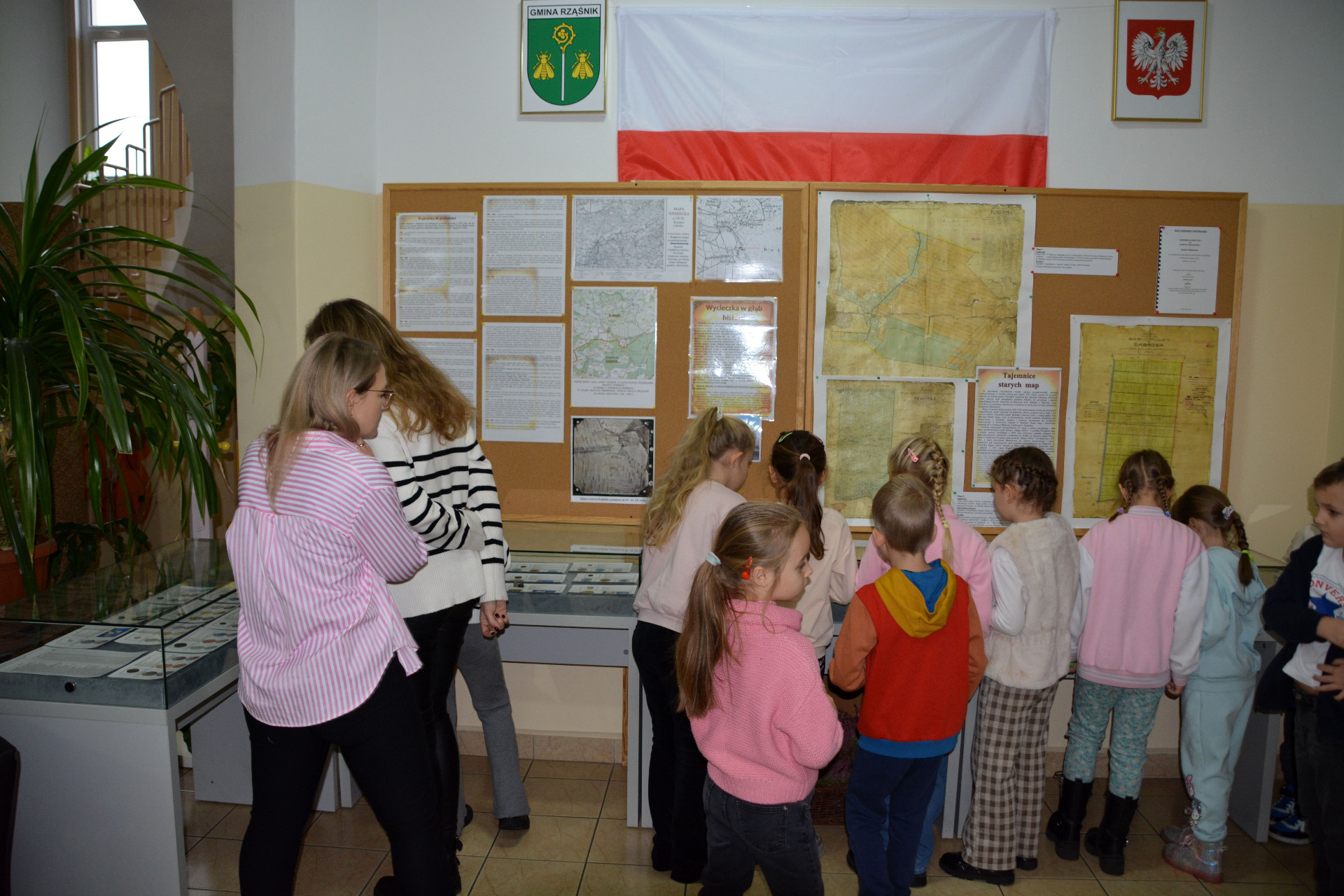 Lekcja biblioteczna z uczniami SP im. Orła Białego w Komorowie