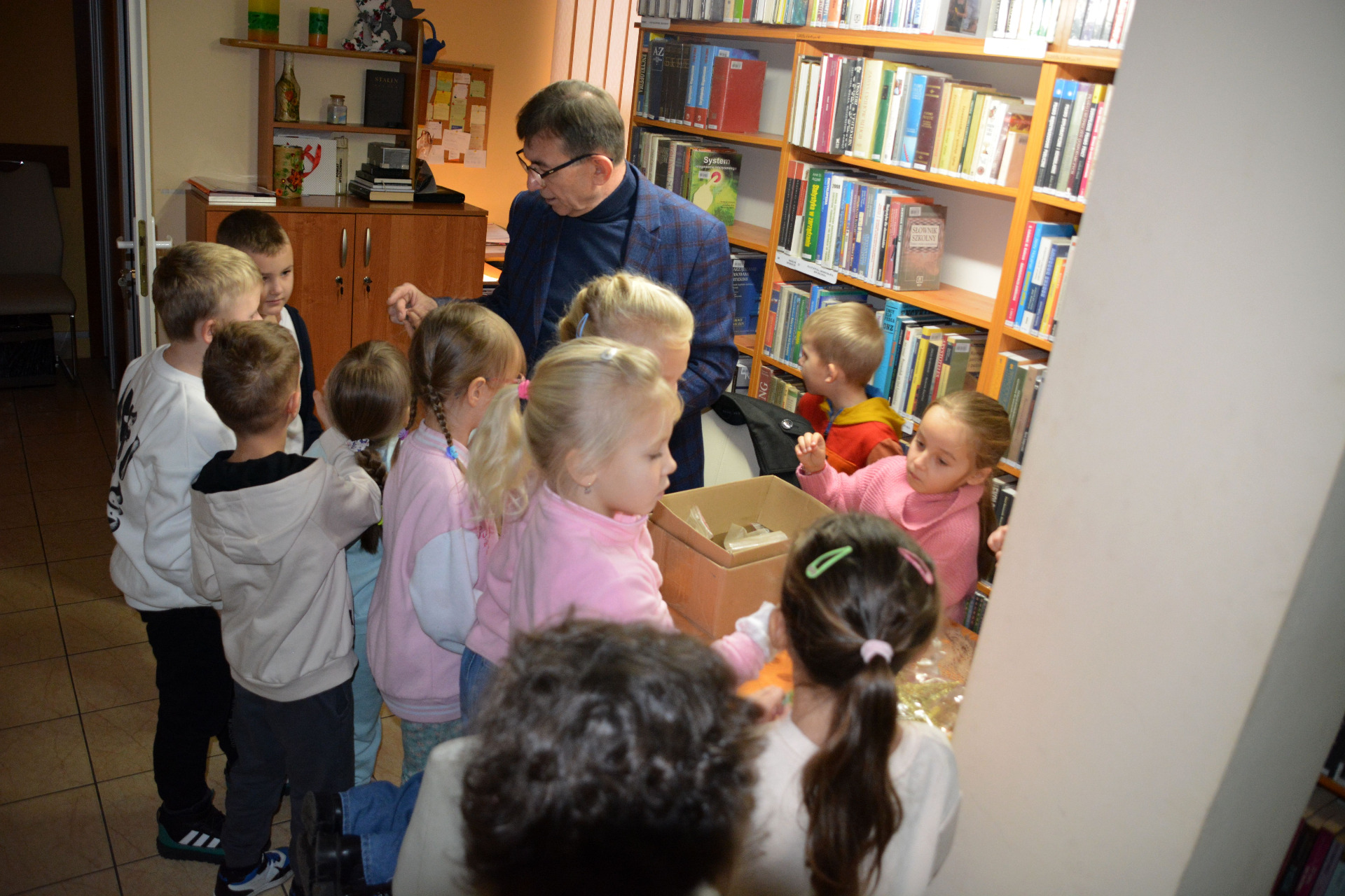 Lekcja biblioteczna z uczniami SP im. Orła Białego w Komorowie