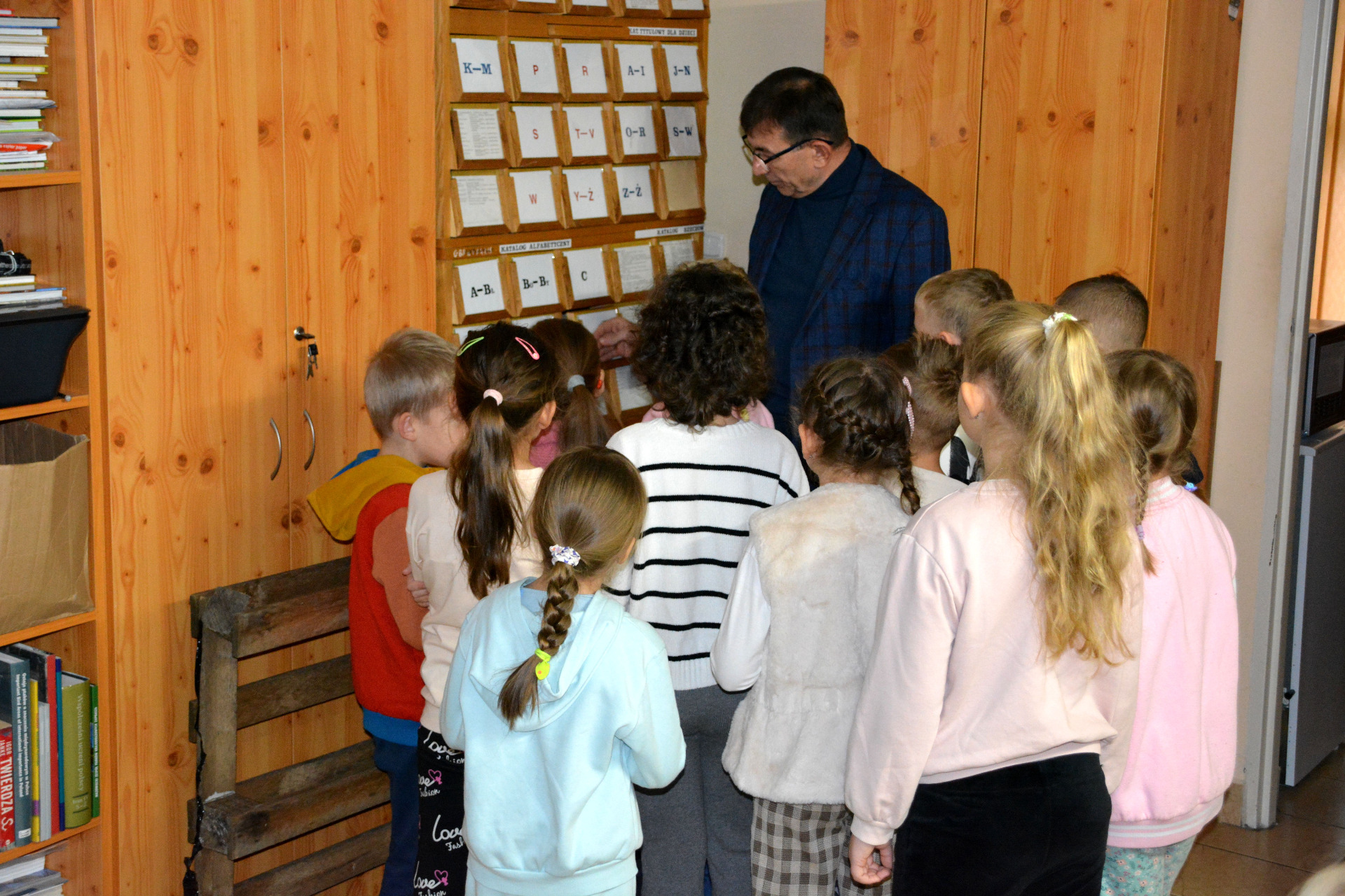 Lekcja biblioteczna z uczniami SP im. Orła Białego w Komorowie