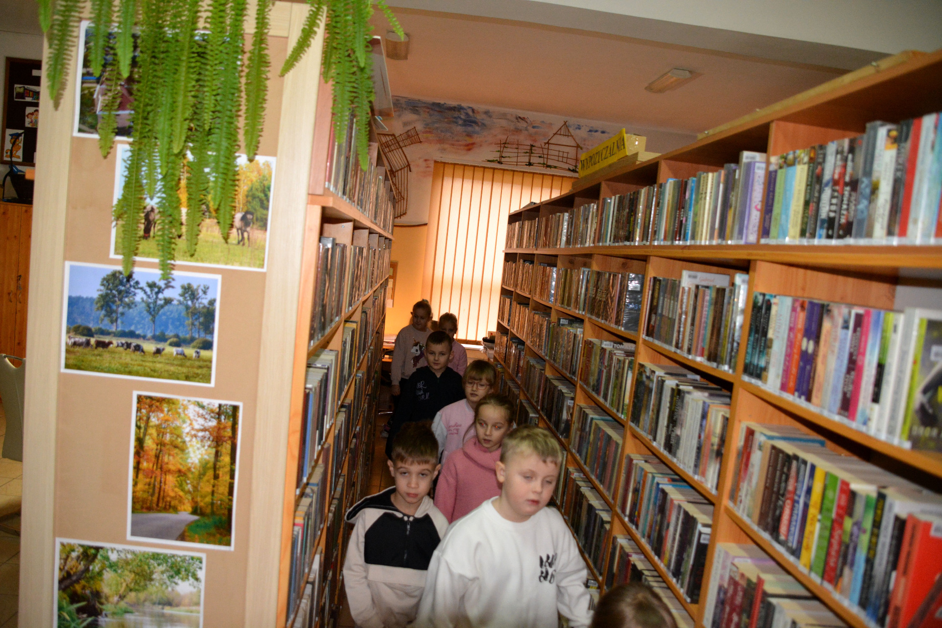 Lekcja biblioteczna z uczniami SP im. Orła Białego w Komorowie