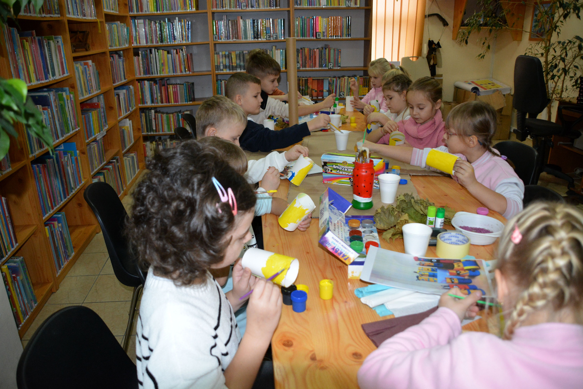 Lekcja biblioteczna z uczniami SP im. Orła Białego w Komorowie