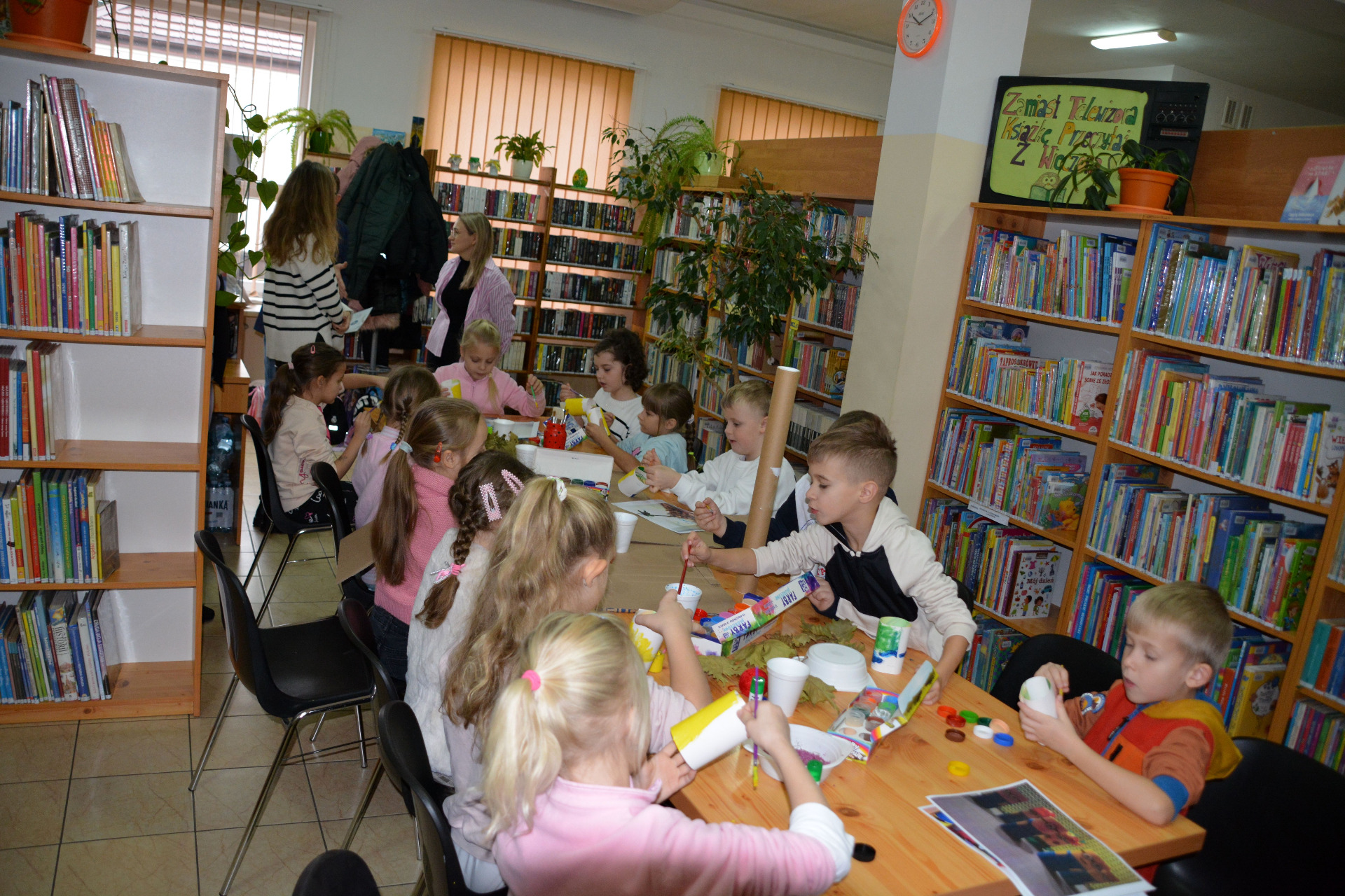 Lekcja biblioteczna z uczniami SP im. Orła Białego w Komorowie