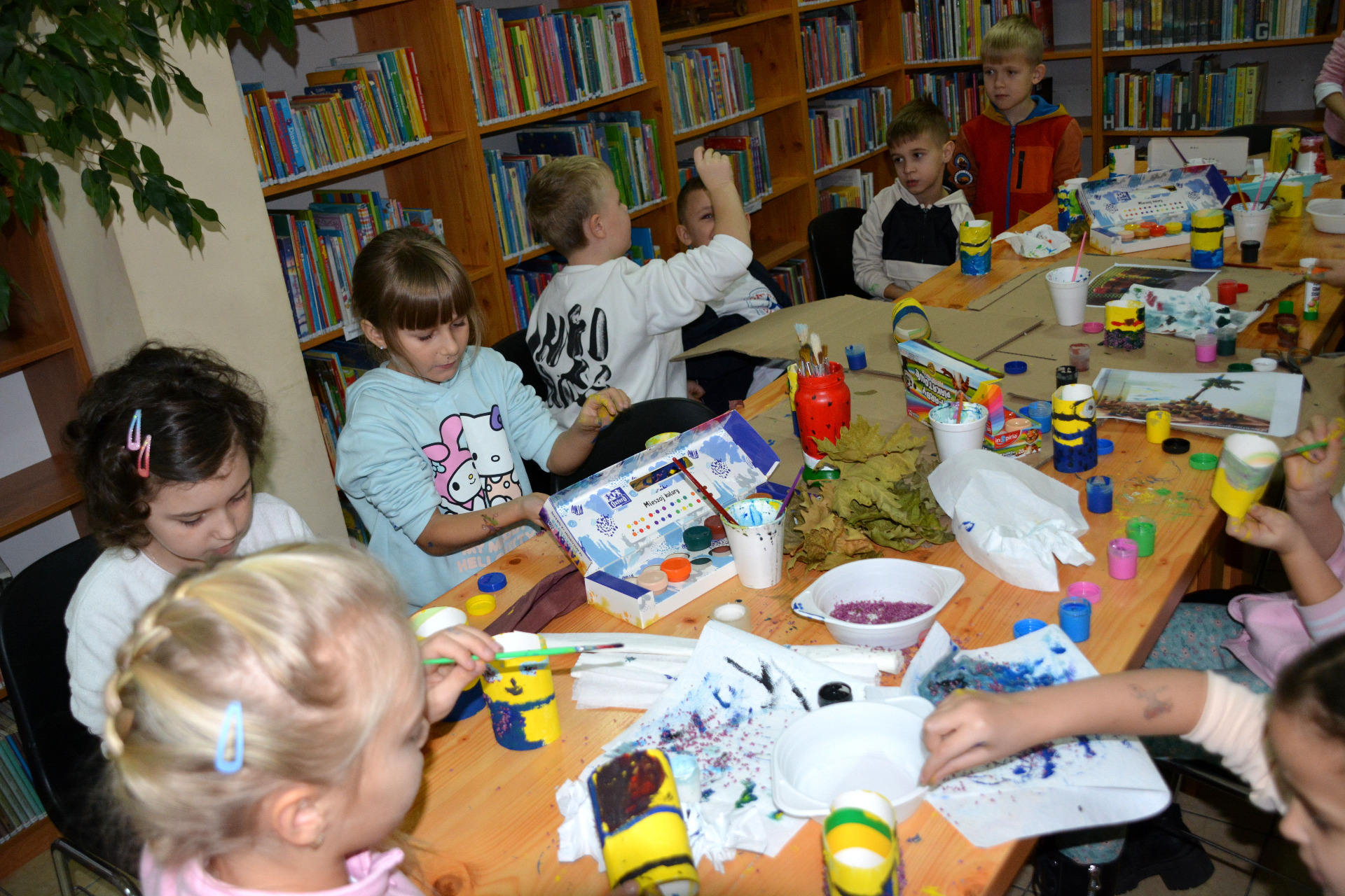 Lekcja biblioteczna z uczniami SP im. Orła Białego w Komorowie