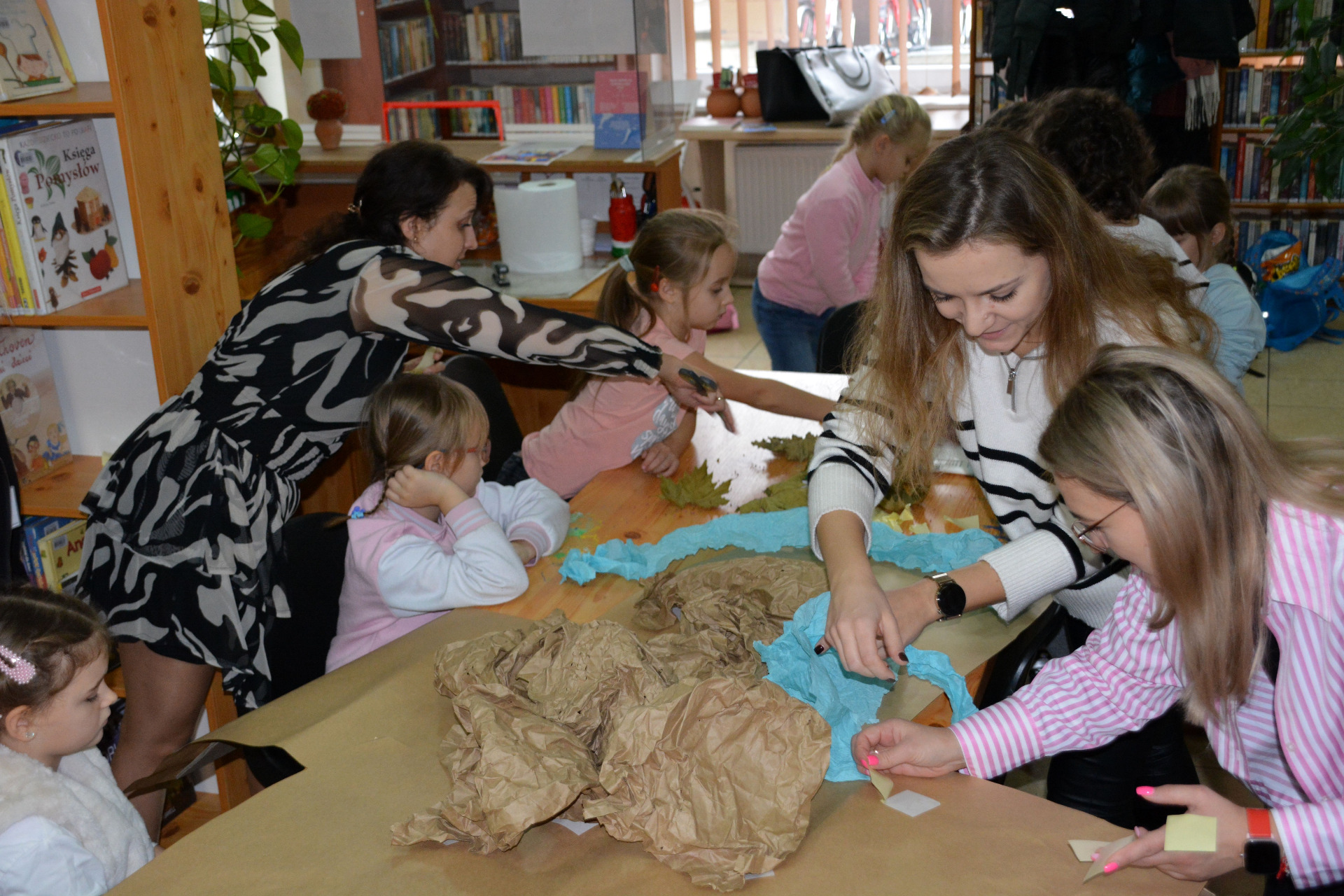 Lekcja biblioteczna z uczniami SP im. Orła Białego w Komorowie