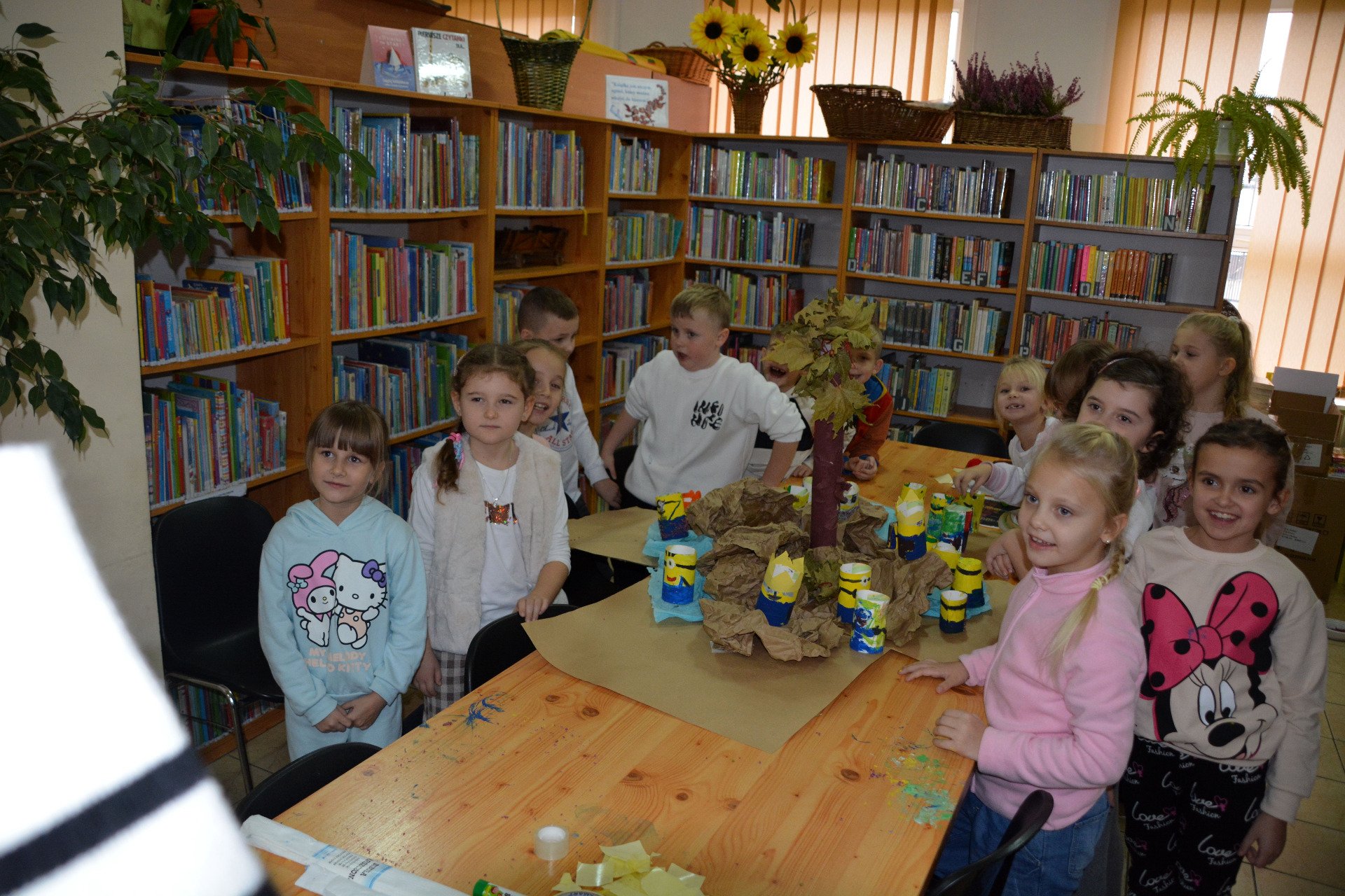Lekcja biblioteczna z uczniami SP im. Orła Białego w Komorowie