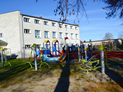 Modernizacja i doposażenie placu zabaw przy Szkole Podstawowej im. Orła Białego w Komorowie