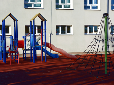 Modernizacja i doposażenie placu zabaw przy Szkole Podstawowej im. Orła Białego w Komorowie