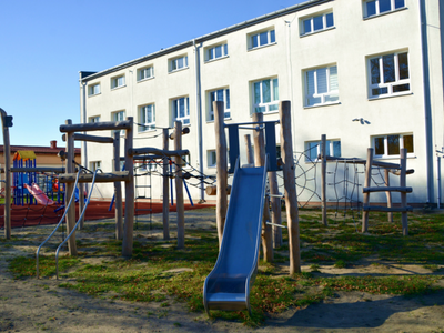 Modernizacja i doposażenie placu zabaw przy Szkole Podstawowej im. Orła Białego w Komorowie