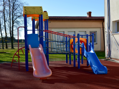 Modernizacja i doposażenie placu zabaw przy Szkole Podstawowej im. Orła Białego w Komorowie