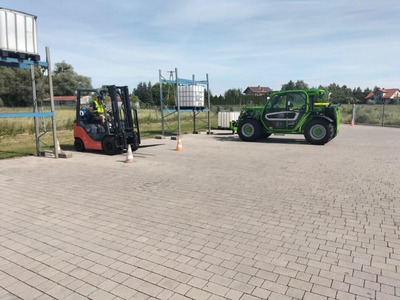 Uczestnik kursu podczas praktycznej nauki obsługi wózków jezdniowych