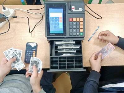 Zdjęcie pokazuje rozliczenie gotówki w kasie