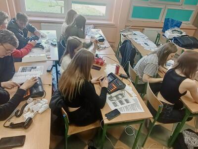 Uczestnicy kursu podczas dokonywania operacji finansowych z użyciem kas