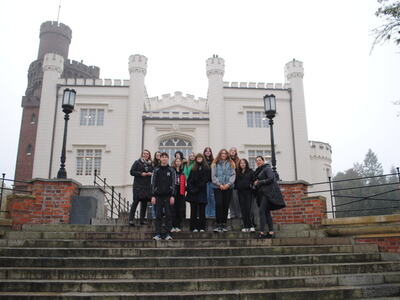 Zdjęcie przedstawia uczesniczki/uczestników wyjazdu zawodoznawczego do Arboretum w Kórniku