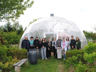 Uczestnicy wyjazdu na tle kopuły w Anielskich Ogrodach