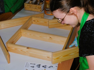 Uczennica wykonuje domek dla owadów zapylających