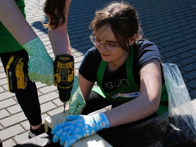 Uczennice montują ławkę