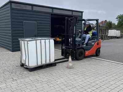 Uczestnik kursu podczas praktycznej nauki obsługi wózków jezdniowych