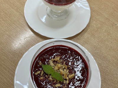 Zdjęcie przedstawia deser sporządzony m.in. z sezonowych owoców