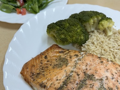 Zdjęcie przedstawia posiłek (ryż, łosoś) przygotowany w technice slow food