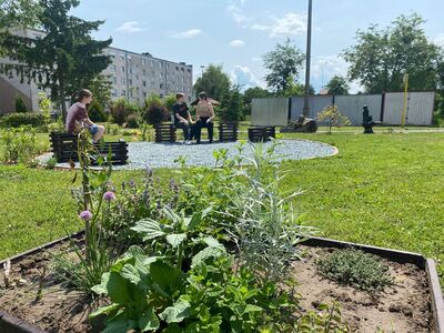 Zdjęcie prezentuje ogródek ziołowy i strefę wypoczynku
