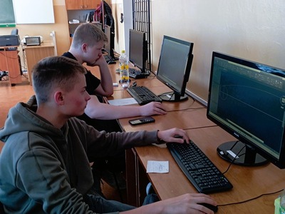 Uczestnicy Kursu AutoCAD wykonujący zadania