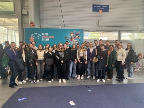 Uczestniczki i uczestnicy podczas wyjazdu na Targi Edukacyjne do Poznania