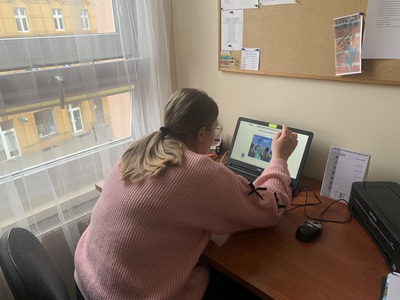 Uczennica rozwiązująca test w ramach doradztwa edukacyjno-zawodowego