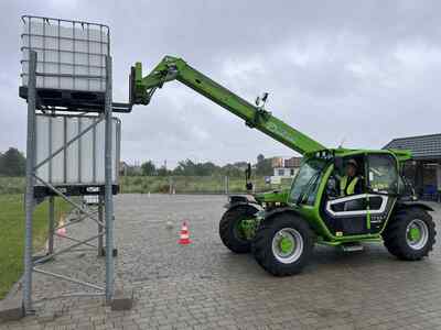 Uczestnik kursu podczas praktycznej nauki obsługi wózków jezdniowych