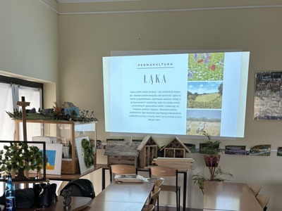 Zdjęcie przedstawia salę, w której odbywają się zajęcia