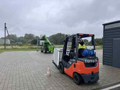 Uczestnik kursu podczas praktycznej nauki obsługi wózków jezdniowych