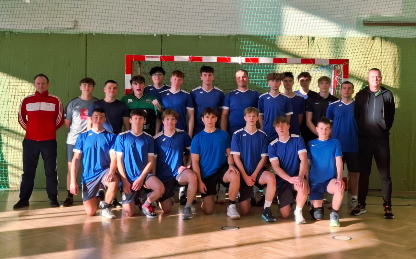 mistrzowie_cwiercfinalu_lo_znin_reka.jpg [3456x2148]