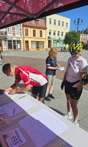 Na zdjęciu uczestnicy Rodzinnego Rajdu Rowerowego "Rowerem przez Pałuki"